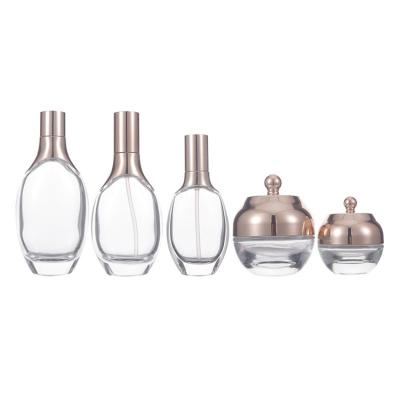 China Classic design cosmetic square 15ml 30ml transparent essential oil glass bottle with gold silver aluminum dropper rubber lid for sale