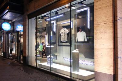 China Metal Plinth Shop Front Window Displays Decorations For Shop Visual 1 Year Warranty for sale