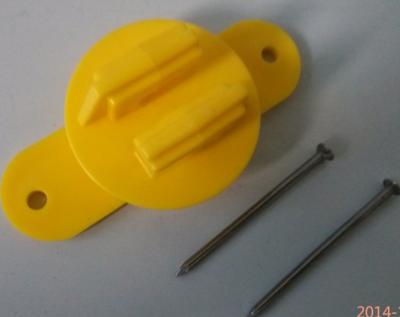 Chine isolateur en bois de courrier de HDPE jaune avec deux clous pour le système de clôture électrique à vendre