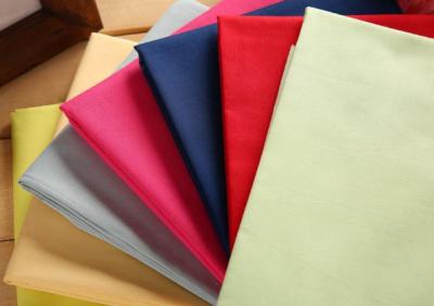 Cina Conteggio luminoso del filato del tessuto 45X45 di colore del popeline tinto tessuto comodo del poliestere del cotone in vendita