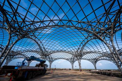 Китай ASTM A36 Предварительно изготовленная стальная рама Углеродный предварительно изготовленный большой завод Офисное здание Легкая металлическая мастерская Хранилище продается