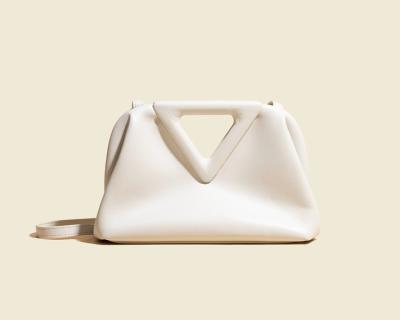 Chine Les dames de peau de vache saisissent le cadre inversé d'agrafe de triangle de sacs à vendre