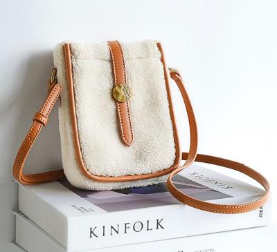 Cina Borsa BSCI Mini Crossbody Phone Bags del telefono dell'unità di elaborazione della peluche della pelliccia dell'agnello dell'OEM in vendita