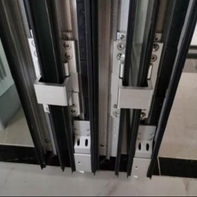 Chine Porte pliante en aluminium commercial avec verrouillage à plusieurs points et caractéristiques de sécurité et d'entretien réduites à vendre