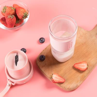 China Portable Car USB Juicers High Speed Blender Easy Operate Mini Hand Fruit Juicer for sale