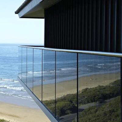 China Curved Frameless Glass Balustrade Balcony 8.76mm 10.76mm 13.14mm 17.52mm Modern Glass Stair Railing Colorless Decking Glass Balustrade for sale