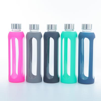 China Sustainable Custom 750ml Recycled Clear Luxury Glass Water Bottle With Silicone Sleeve for sale