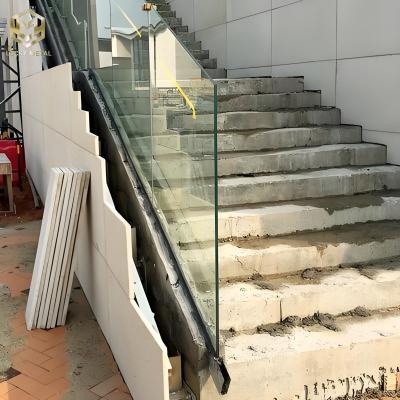Chine Clôture de terrasse en verre d'aluminium résistant aux UV avec plaques de base renforcées à vendre