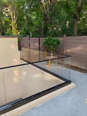Chine Clôture de balcon en verre d'aluminium trempé de 12 mm avec cadre anticorrosion à vendre