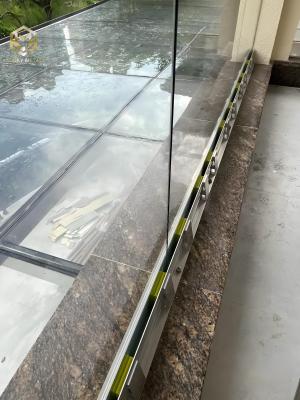 Chine Rameau de piscine en verre d'aluminium réglable en hauteur de 1,2 m pour le sol incliné à vendre