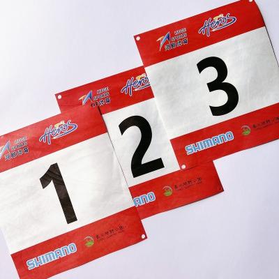 Κίνα Προσαρμοσμένο πλήρες χρώμα LOGO Αδιάβροχο Tyvek Bib Αριθμοί Εκπαίδευσης Bib Αριθμοί Race Bib Αριθμοί Για Μαραθώνιο δωρεάν καρφίτσες προς πώληση