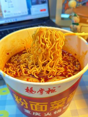 China Chongqing Hotpot sabor secos misturados macarrão instantâneo super picante e delicioso à venda