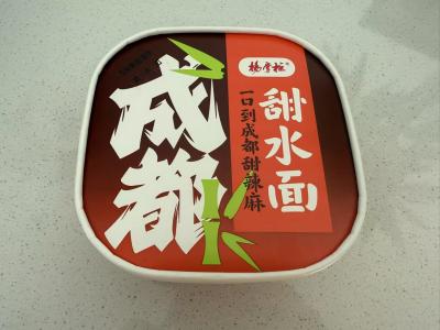 China 175g de macarrão instantâneo de ramen frito com sabor de macarrão doce de Chengdu e método de cozimento com água fervente. à venda