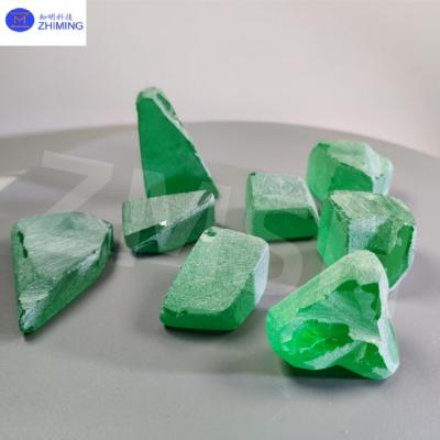 China Synthetische gekleurde edelstenen YAG-kristallen Smaragdgroen Vrije vorm snijwerk voor luxe sieraden Te koop