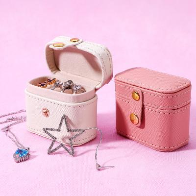 China Wholesale Custom Small Wedding Fast Delivery Stain Leather Jewelry Ring Storage Box Eco-friendly Travel Die juwelenschachtel for sale