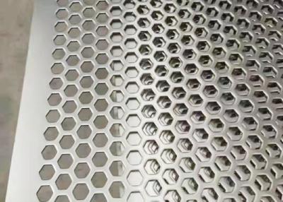 China Sechseckiges Loch-perforiertes Metall Mesh White der Längen-2m 7mm zu verkaufen