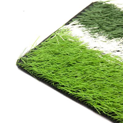 Chine Gazon artificiel durable pour les terrains de football résistant aux UV à haute densité idéal pour les terrains d'entraînement à vendre