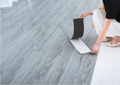 Chine Effet en bois de l'épaisseur 1.8mm Lvt de bâton de peau parquetant 6 pouces X 36 pouces à vendre