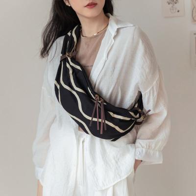 China Latest Lady Fashion Women's Leisure Bag Folding Portable Backpack Canvas Storage Bag for sale