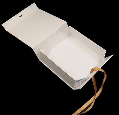 China Custom Hot Sale Recyclable Magnetic Girls Sexy Apparel Packaging Box Bra Lingeries Underwear Gift Packaging Box With Ribbon Handle for sale