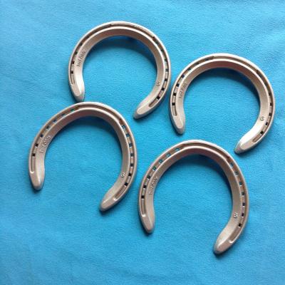China Conecte a tierra los zapatos plásticos de las herraduras amistosas de la cuña para los caballos, 149×147×8m m en venta