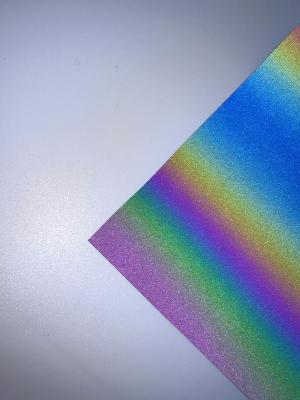 Chine Tape réfléchissante à transfert de chaleur arc-en-ciel utilisée pour créer divers motifs pour les vêtements à vendre