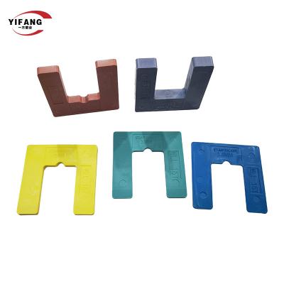 China 90x90mm Square Colourful Plastic Shims HorseShoe Plastic Packers Construction Material Plastic Horseshoe Shim Window Packer Shim for sale