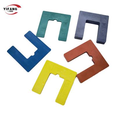 China Customized Colour Plastic Packers for Window and Door Installation 90x90mm Square Plastic Shims HorseShoe Construction Material for sale