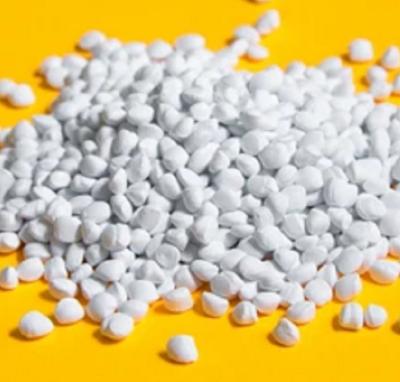 中国 弁、誘電性プラスチック材料に使用する白いUPVCの磨く混合物 販売のため