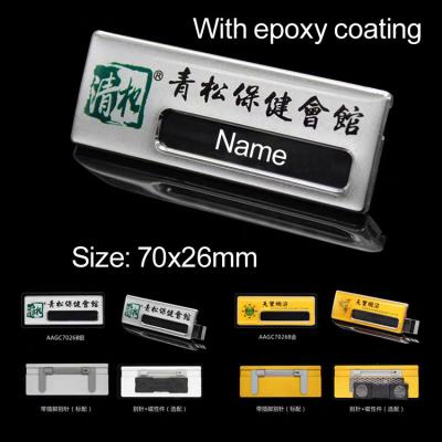 China Op maat gemaakte aluminium legering epoxy naam badges merknaam tags met naam venster Te koop