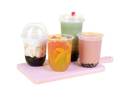 China OEM U-förmige Plastikbecher mit Deckel für Tee Kaffee Wein Saft Getränke zu verkaufen