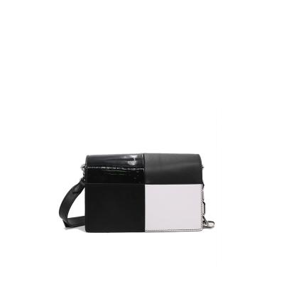 China Other Hot Selling Cross - Body Leather Bags Fashionable Handbags For Cool Girl Small Size Bag With Metal Chain for sale