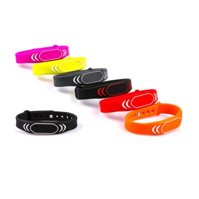 中国 13.56Mhz F1108 MF RFID Bracelet Silicone NFC Wristband Watch Card Wrist Band Access Control Tag 販売のため