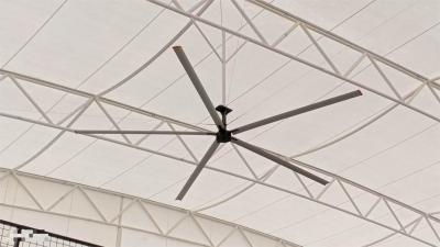 中国 40dB 超静かで省エネのHVLS 商業用天井扇風機 ジム冷却 メンテナンス無料 販売のため