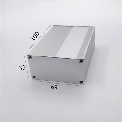 中国 表面の突き出されたアルミニウム エンクロージャ箱に砂を吹き付ける69*35*100mm分けられたボディ 販売のため