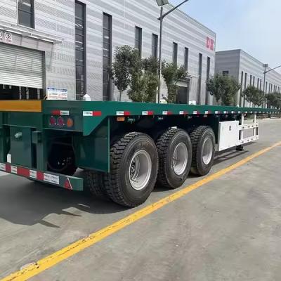 China 40ft 45ft Flachbett Anhänger Ein weiterer Kraftstoffbehälter auf dem Container installiert Flachbett Anhänger Schüttgut Transportanhänger zu verkaufen