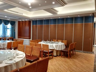China Smooth Operate Hotel Acoustic Folding Room Partition Walls Commercial for sale