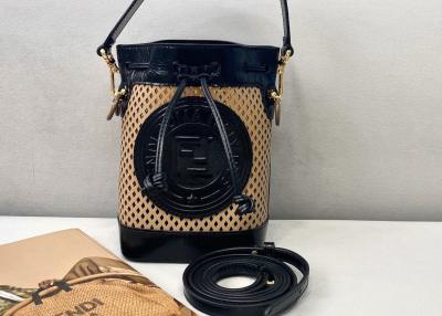 China Mädchen-nette 12cm hohle Heraus-Tasche, lederne Schulter-Eimer-Tasche zu verkaufen