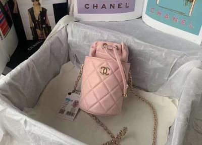 China Luxuseimer-Tasche des Frauen-Schaffell-18cm mit Ketten-Dekoration zu verkaufen