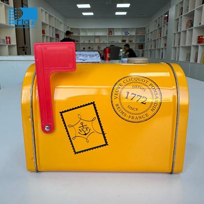 China Caja de correo en forma de regalo latas de lata de comida embalaje de galletas caja de almacenamiento en venta