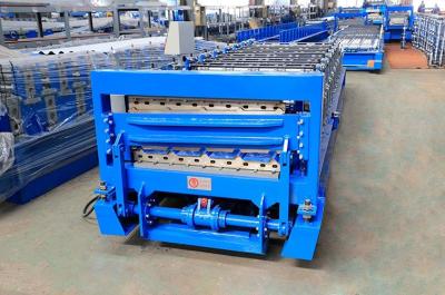 China Rollo trapezoidal hidráulico de la hoja de PPGI que cubre que forma la máquina en venta