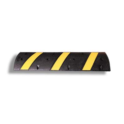 China Verkeersveiligheids Rubberverkeersdrempel Flexibele Regelbare 150 * 300 * 50mm Te koop