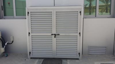 Cina Le porte di alluminio esteriori della feritoia hanno temperato il vetro con ventilazione in vendita