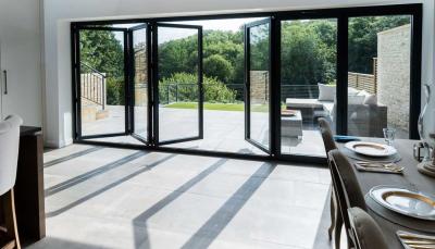 Chine Le balcon amincissent ultra les portes Bifold en aluminium isolant le verre avec le rail léger à vendre