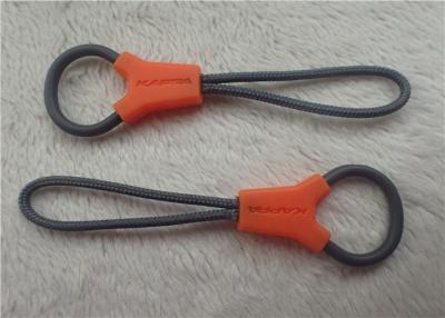 中国 Debossedのロゴの不規則な形ロープの登山袋のためのゴム製ジッパーの引き手 販売のため