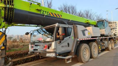 中国 2024 Zoomlion 中古トラッククレーンZTC1000 100トンのフックと国家V国家VI排出基準クレーンオペレーター 販売のため