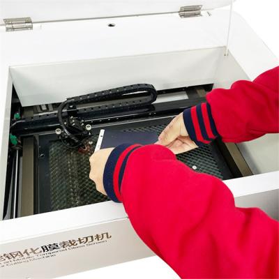 China Professionele ontwerp- en beheersoftware voor Daqin Mobile Tempered Glass Screen Protector Laser Cutting Machine Te koop
