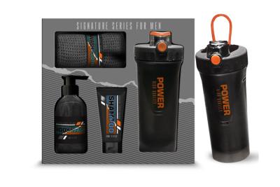 Chine les ensembles de cadeau du toilettage des hommes 4pcs inclut le lavage du corps 250ml, 100ml le shampooing, bouteille de boissons, serviettes de gaufre à vendre