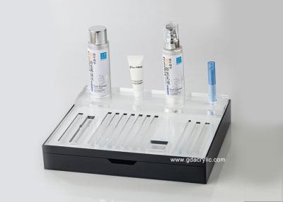 China Os dispositivos cosméticos acrílicos claros brancos pretos compõem o suporte de exposição do organizador à venda