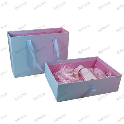 China Recycled Materials wholesale luxury perfume gift empty bottle paper packaging bag and box with silk ribbon handle for sale